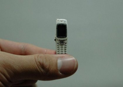 Самый маленький телефон в мире. Утверждают, что он работает. X_d2621637